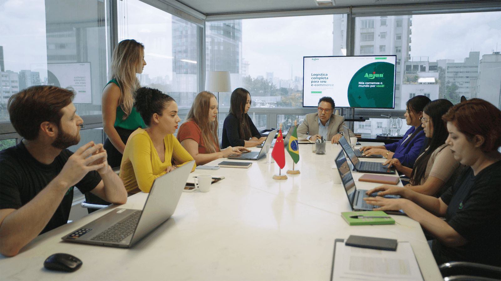 Equipe Anjun Express trabalhando na operação